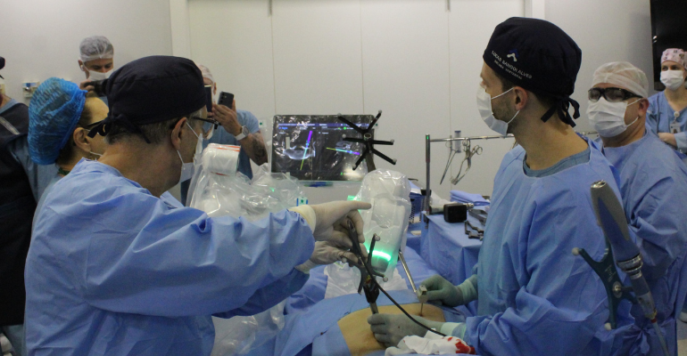 Hospital Mãe de Deus realiza primeira cirurgia robótica de coluna no Sul do Brasil