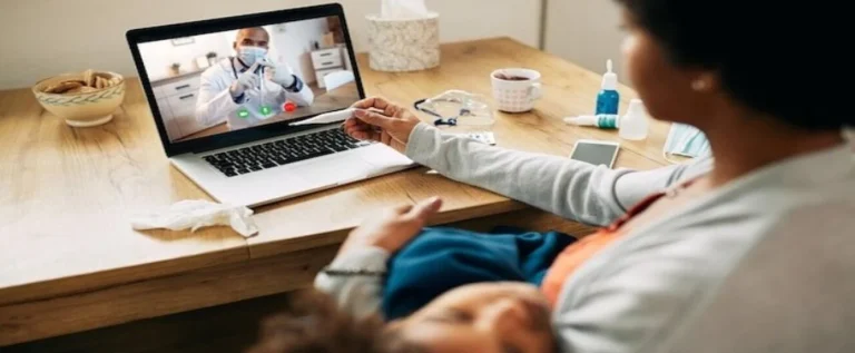 paciente que sabe dos desafios da telemedicina no brasil é atendida por médico pelo notebook