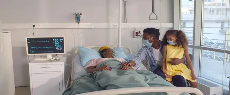 família negra acompanha paciente deitada na maca, após ter dificuldade de acesso à saúde por grupos minorizados