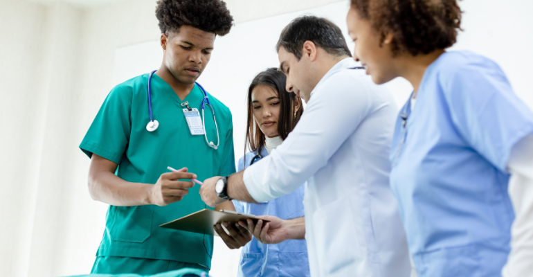 MEC prorroga prazo para novos cursos de medicina em meio a desafios legais e políticos