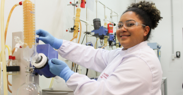 Indústria brasileira produz IFA para medicamento do SUS e atende demanda global