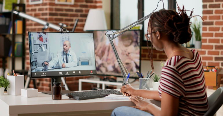 40% dos cursos médicos de especialização do país são EAD, revela estudo da USP e AMB