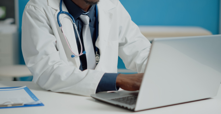 Emissão digital de atestados e laudos médicos começa em novembro e será obrigatória em 2025