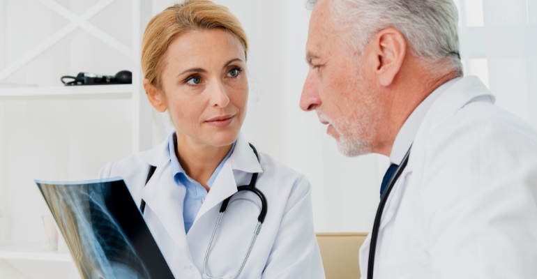 Empresas de medicina diagnóstica ampliam inclusão de profissionais 60+