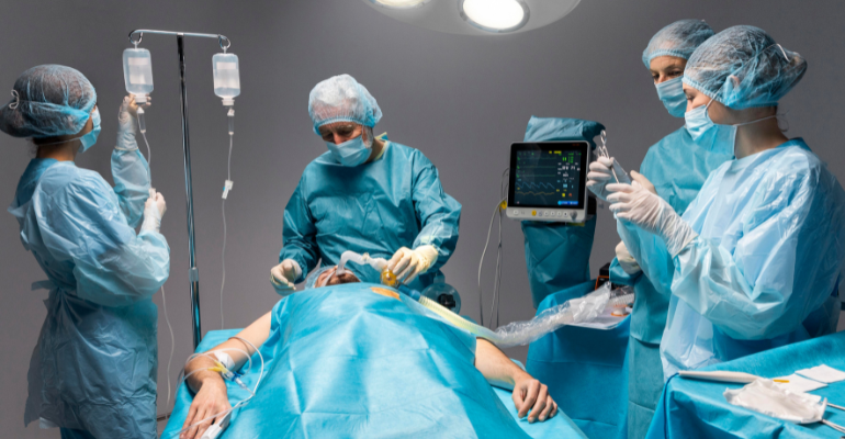 Hospital de Clínicas de Jacarepaguá retoma cirurgias e internações com novos serviços