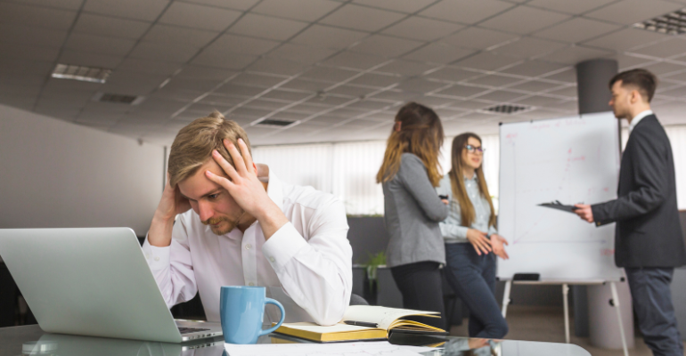 Nova NR-1 exige que empresas gerenciem riscos psicossociais no ambiente de trabalho