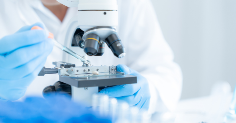 Testes genômicos revolucionam saúde com diagnósticos precoces.png