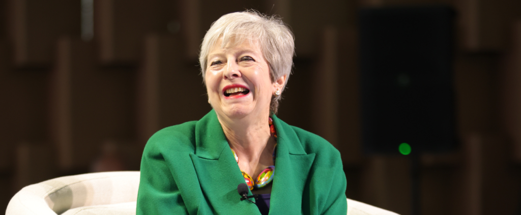 Theresa May defende papel das farmácias no tratamento de doenças leves durante Congresso da Abramge