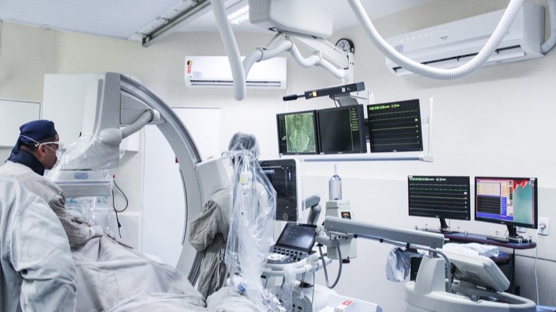 Santa Casa de São José dos Campos realiza implante menos invasivo de válvula aórtica