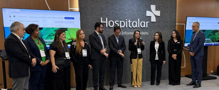 ans apresenta Painel dos Contratantes com os representantes no palco da hospitalar 2025