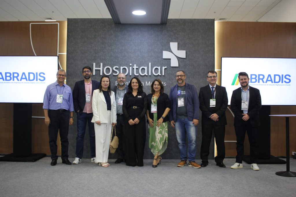 associados fundadores da abradis, durante palestra sobre propostas da Abradi