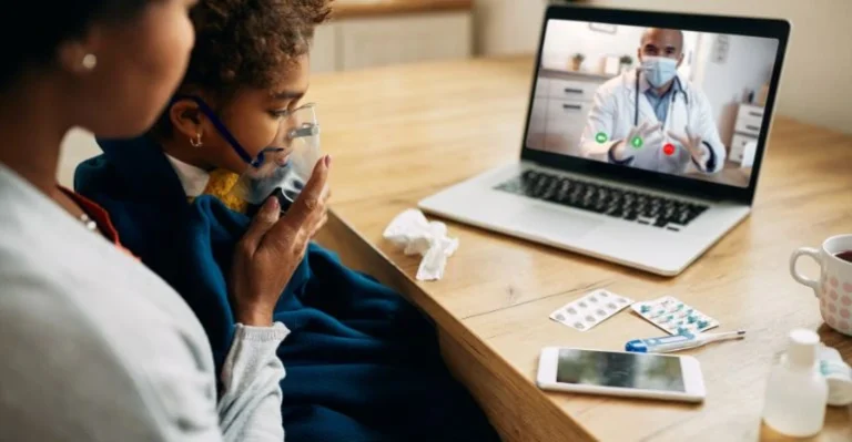 Paciente de criança com aparelho de oxigênio recebendo consulta médica via telemedicina em casa, com médico em chamada de vídeo no notebook, destacando a medicina digital.