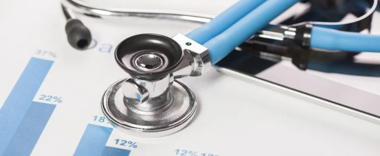 Estetoscópio azul e preto sobre gráficos de saúde, simbolizando cuidados médicos e o reajuste dos planos de saúde