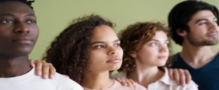 pessoas de diferentes idades e gêneros representando a saúde mental no brasil
