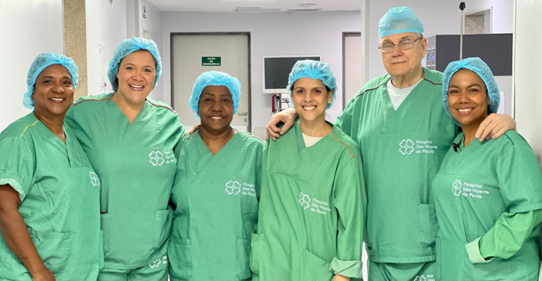 Equipe responsável pelas cirurgias robóticas no Hospital São Vicente de Paulo, no Rio de Janeiro.
