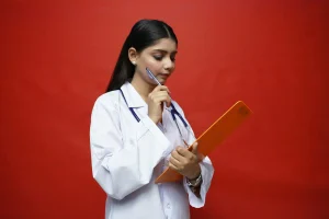 Jovem médica avalia informações em seu tablet, simbolizando a importância da saúde e o cuidado com o bem-estar, destacando o tema da saúde. A imagem reflete o tema do texto sobre como escolher um sistema de gestão financeira para clínicas