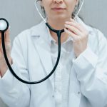 Profissional de saúde segurando estetoscópio, simbolizando a importância do cuidado médico e saúde preventiva da mulher, destacando o tema sobre femtechs.