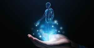 Mão aberta sustenta holograma azul de corpo humano e ícones médicos digitais.