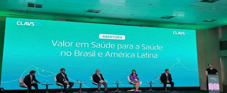 painel com especialistas sentados discutindo a saúde baseada em valor