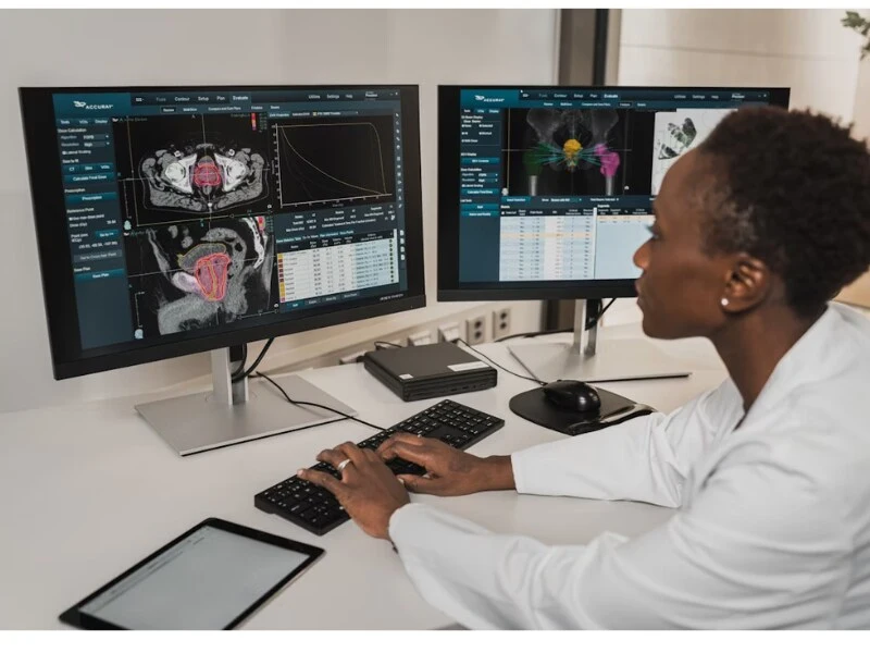 radiologista avalia exame de imagem e dá o diagnóstico assistido por IA