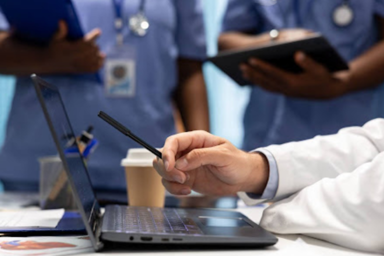 A imagem foca em um ambiente de saúde, como um hospital ou clínica, mostrando a colaboração entre profissionais.