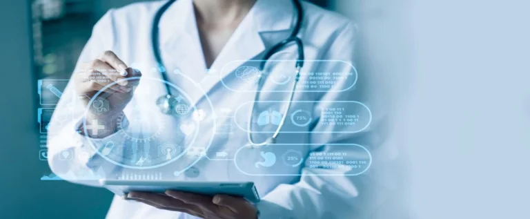 médica de jaleco branco especialista em comunicação em saúde em 2026 avalia dados em tablet