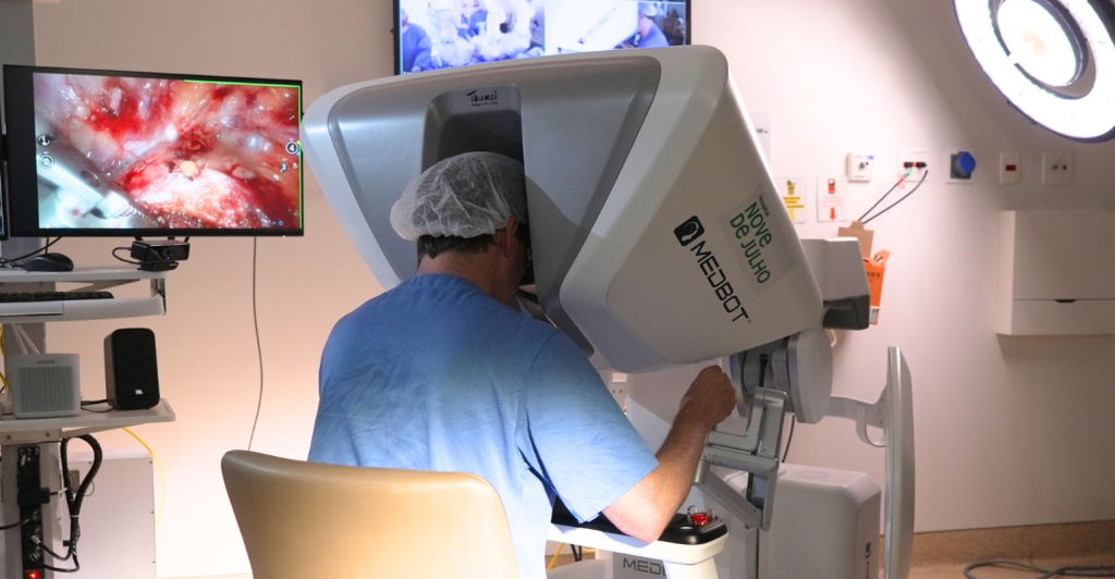 Primeira telecirurgia robótica da América Latina une hospitais a mais de mil quilômetros de distância