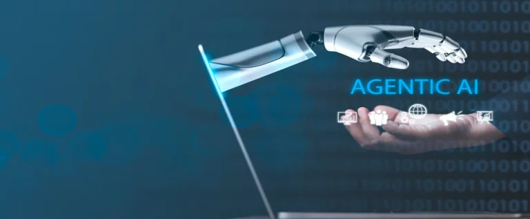 mão de robô agentic AI na saúde e mão de médico com nome da IA no meio