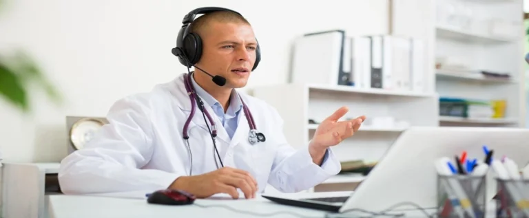 médico de jaleco atende paciente online e contribui para o avanço da atenção primária à saúde no Brasil