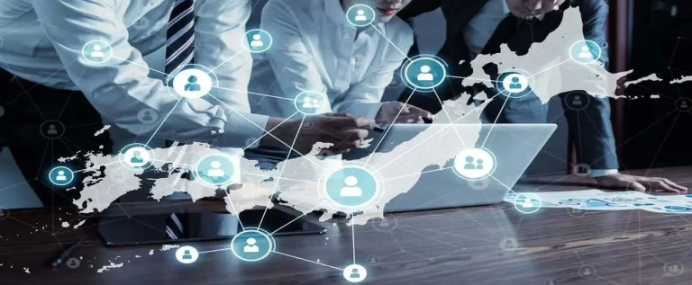 cientistas brasileiros mais influentes do mundo discutindo novas políticas com notebook