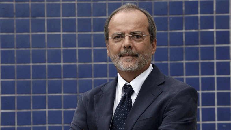 um dos cientistas brasileiros mais influentes do mundo de terno preto