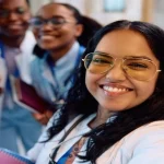 Grupo diverso de estudantes de medicina sorridentes tira selfie divertida no corredor.