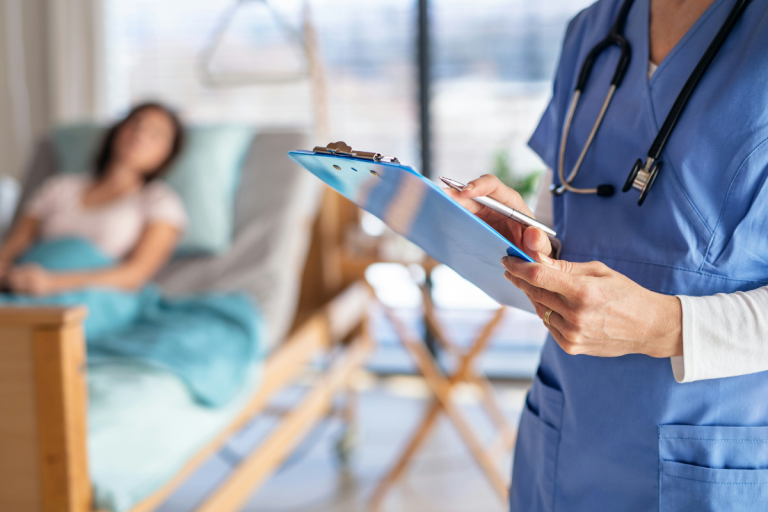 Um close-up de um profissional de saúde em um quarto de hospital.