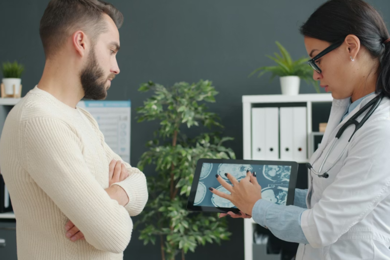 Médica e paciente conversando em ambiente hospitalar e tecnológico.