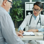 Esta foto retrata uma interação profissional de saúde e foca na atenção e no cuidado preventivo.