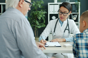 Esta foto retrata uma interação profissional de saúde e foca na atenção e no cuidado preventivo.