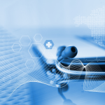 Fundo azul tecnológico com estetoscópio e interface médica digital sobreposta.