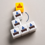 Cubo amarelo de líder acima de cubos de funcionários; seta indica ascensão.