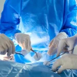 médicos que entendem de governança clínica para segurança cirúrgica operam paciente