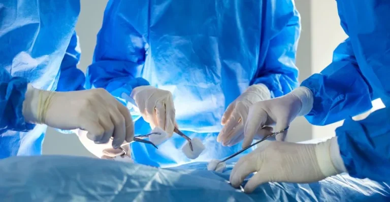 médicos que entendem de governança clínica para segurança cirúrgica operam paciente