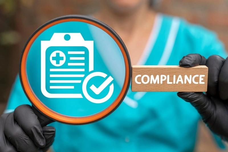 médica segura lupa com a palavra compliance ao lado, representando a governança clínica para segurança cirúrgica