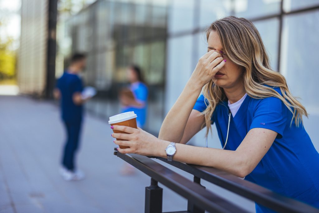 Saúde mental: enfermagem lidera afastamentos entre profissionais