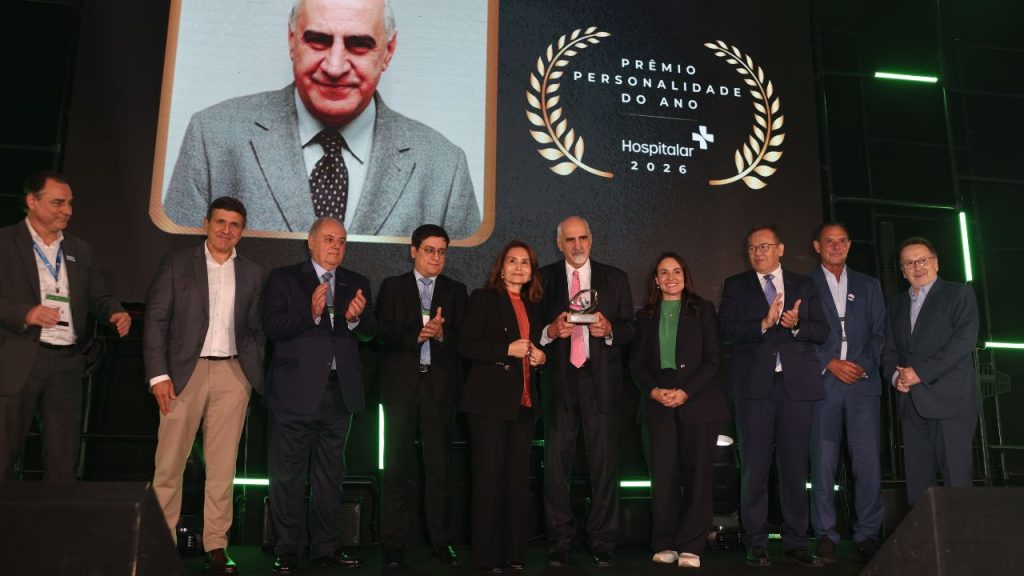 Personalidades da saúde recebem homenagens na Hospitalar 2026