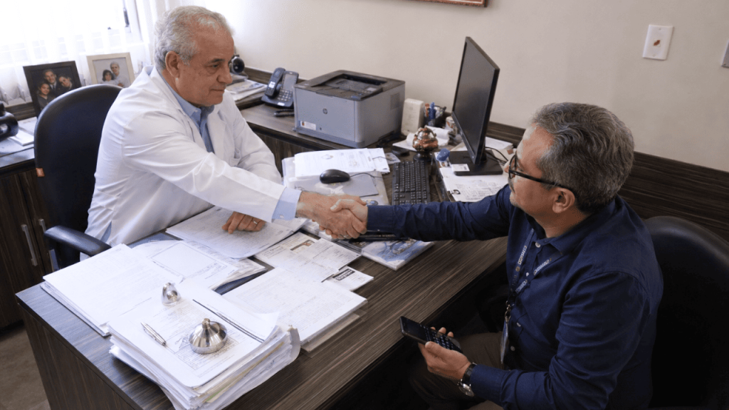 “Pacientes auditando o juízo médico? LLMs alfabetizando usuários em saúde?”